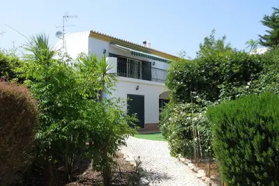 Image de Élégante villa à Praia da Luz, 8 min. de marche jusqu'à la plage, zone tranquille