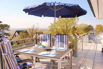 Image de penthouse lumineux avec 3 terrasses, chaise de plage privée sur la plage