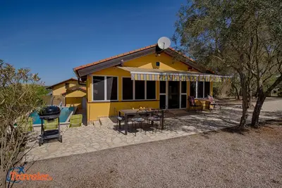 Image de Maison de vacances romantique avec piscine, entourée d'oliviers, dans une nature magnifique