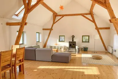 Image de Profitez de la nature à la campagne dans un grand chalet au bord du lac avec un beau jardin