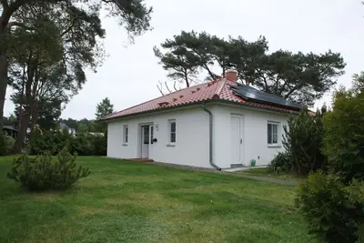 Image de bungalow de vacances avec un beau jardin