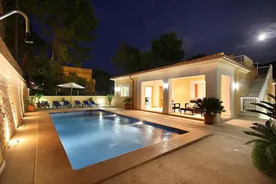 Image de Villa de vacances avec piscine, climatisation, internet Wifi gratuit, 4 chambres, 4 salles de bain