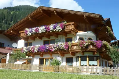 Appartement moderne dans un endroit calme et central, avec vue sur la montagne