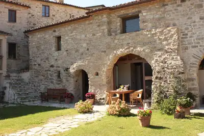 Image de Maison en pierre rustique en Romagne avec terrasse panoramique et connexion Wi-Fi gratuite