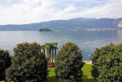 Joli appartement dans un palais du 17ème siècle. C. Droit sur le lac