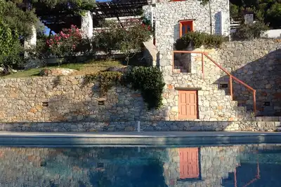 Image de Villa avec piscine d'eau salée et une plage privée dans un endroit calme fantastique