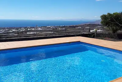 Image de Magnifique maison spacieuse avec une large vue sur la mer à la lentille voisine