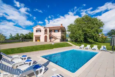 Image de villa piscine spacieuse et privée, Wifi, clôturée