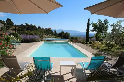 Image de Luberon, Charme, Belles Prestations, Superbes Vues Sur Le CHÂTEAU Et La VALLÉE.