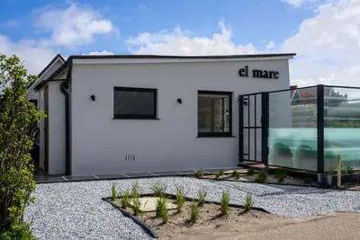 Image de Maison populaire, juste derrière les dunes, presque sur la plage, presque au centre