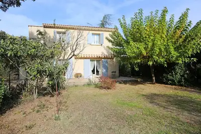 Image de maison individuelle en campagne au pied du Mont Ventoux