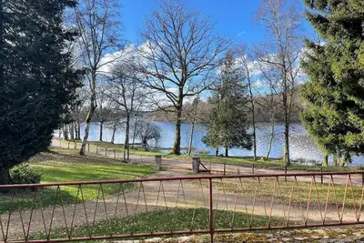 Image de Maison individuelle avec vue sur le lac des settons, route touristique calme.