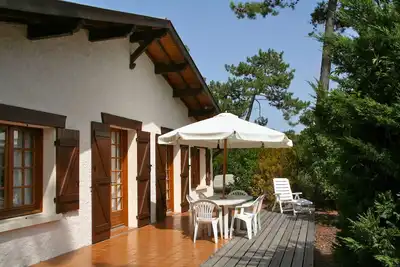 Image de Maison conviviale, grand jardin, terrasse, bassin et océan à pied, Wifi et Tv,