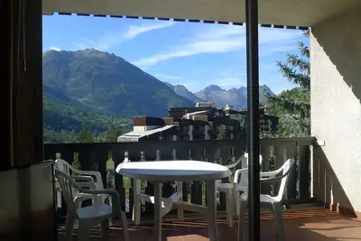 Image de Grand T2 avec terrasse panoramique, proche des remontées mécaniques.