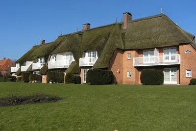 Image de Maison de chaume Hus à Wurth, FeWo Korallenmöwe, à seulement 300m de la plage, WiFi