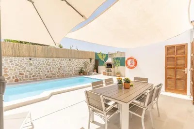 Image de amical, maison lumineuse avec piscine et le patio