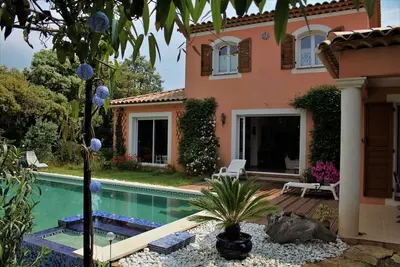 Image de villa sur terrain en restanque arboré avec belle piscine / spa, à 1km de la mer