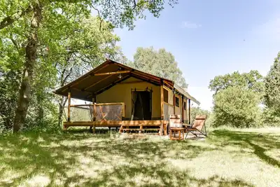 Image de Tente lodge Safari bord d'étang en Corrèze-Vallée de Dordogne