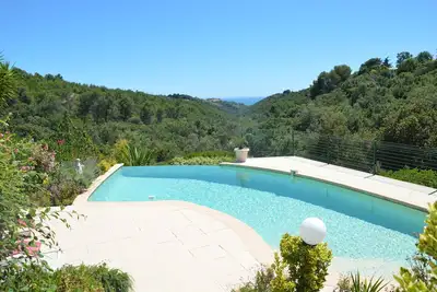 Image de Appartement indépendant de 2 pièces dans villa avec piscine