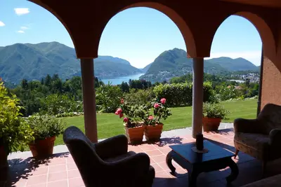 Image de Vue fantastique sur la mer dans une villa méditerranéenne privée, piscine, jardin tropical