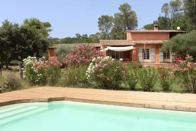 Image de Grande bastide rénovée avec piscine, terrasses, nature, calme, billard, boulodrome