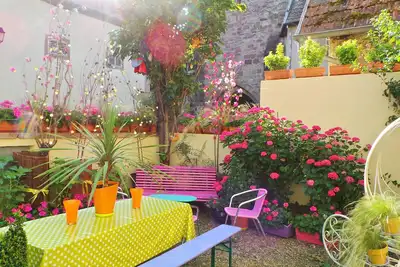 Image de Maison et jardin vibrants dans cadre villageois coloré prêt à vivre
