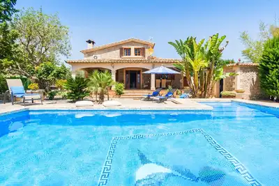 Image de Finca Gran Tiraset - palmiers, piscine et court de tennis