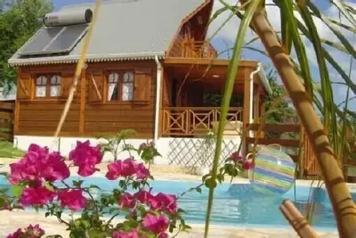Image de Le charme d'un bungalow tout en bois face au lagon dans un jardin avec piscine