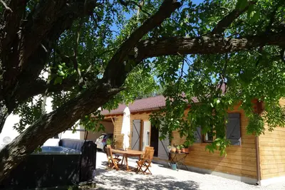 Image de Orange en campagne   cottage  cosy dans propriété, Spa piscine clim wifi parking