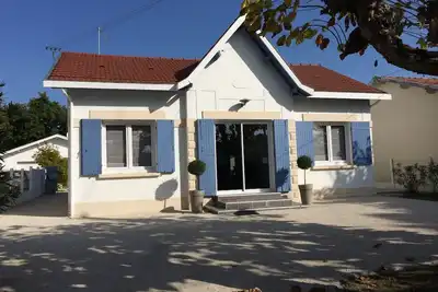 Image de Villa 300 M Plage Vélo Wifi Piscine  chauffée  Parking clos Ménage Linge inclus