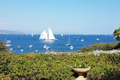 Image de Villa dans Saint Tropez dans un grand parc les pieds dans l'eau