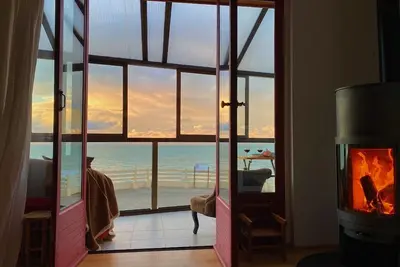 Image de Maison de charme avec véranda et poêle à bois face à la mer