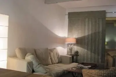 Image de Rare Appartement de Charme dans le Vieux Nice, avec Vue Sur Jardin et Proche Mer