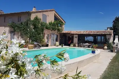 Image de Mas provençal   très belle vue  dégagée, calme ventilé dès l'après midi