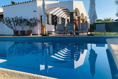 Image de Villa récente avec piscine privé en 2° ligne front de mer quartier résidentiel