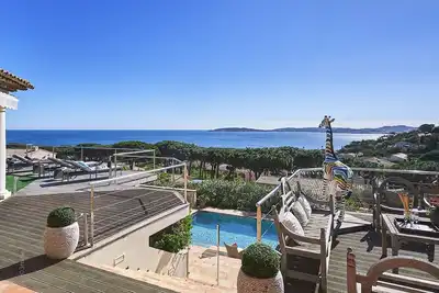 Image de Villa Luxueuse avec vue mer panoramique sur St Tropez, Ă 250m de la plage