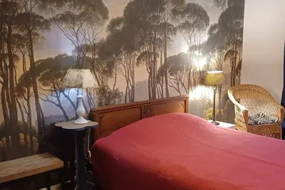 Image de Maison de plein-pied, ensoleillée, dans une allée calme