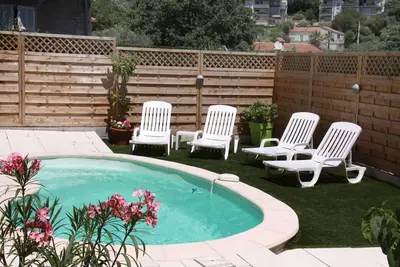 Image de 2 pièces climatisé, Piscine, rez de jardin d'une villa, au calme proche centre