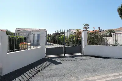 Image de Villa contemporaine avec terrasse et cour 10min. de la plage et du centre ville