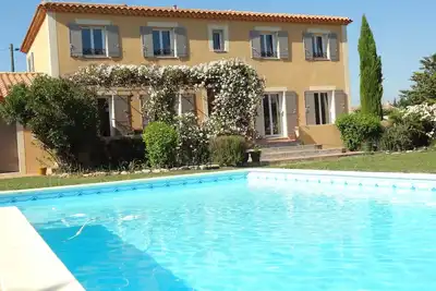 Image de Belle Bastide Provençale, grand jardin entre vignes et village, proche Avignon