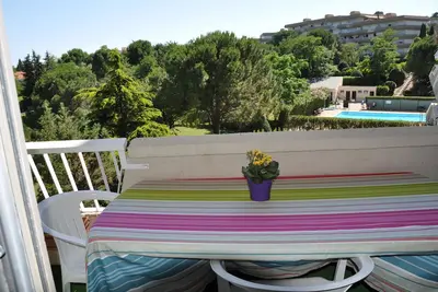 Image de agréable appartement vue sur parc, tennis dans résidence sécurisée
