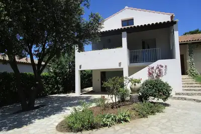 Image de Appartement T3  belle terrasse ombragée dans petit village à 20 mn des plages