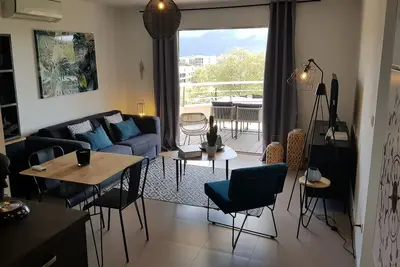 Image de A deux pas du port, bel appartement de 50 m², moderne, vue mer, piscine et wifi.