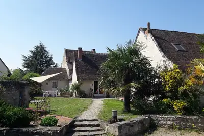 Image de Ancienne maison tourangelle de charme, entierement renovee, cadre arbore et clos.