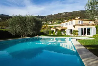 Image de Mas des oliviers, superbe piscine et jardin arboré, grand pool-house, très calme
