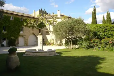 Image de Mas Provencal dans les oliviers et les truffiers
