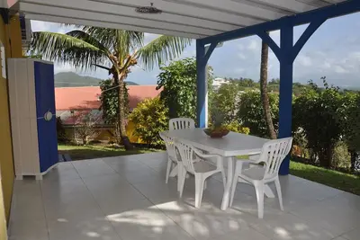 Image de Appartement calme avec verdure tropicale et vue agréable