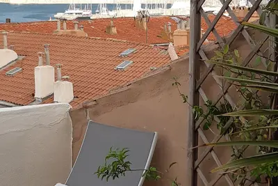 Image de appartement terrasse tropézienne vue sur le canal royal, le port et la mer