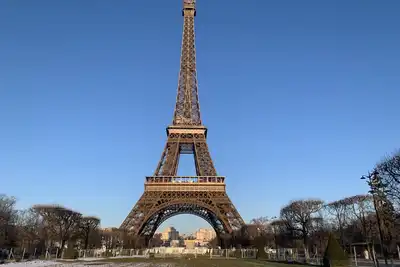 Image de La Tour Eiffel à une minute à pied! bel appartement familial et confortable