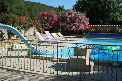 Image de Maison vigneronne avec jardin piscine et barbecue